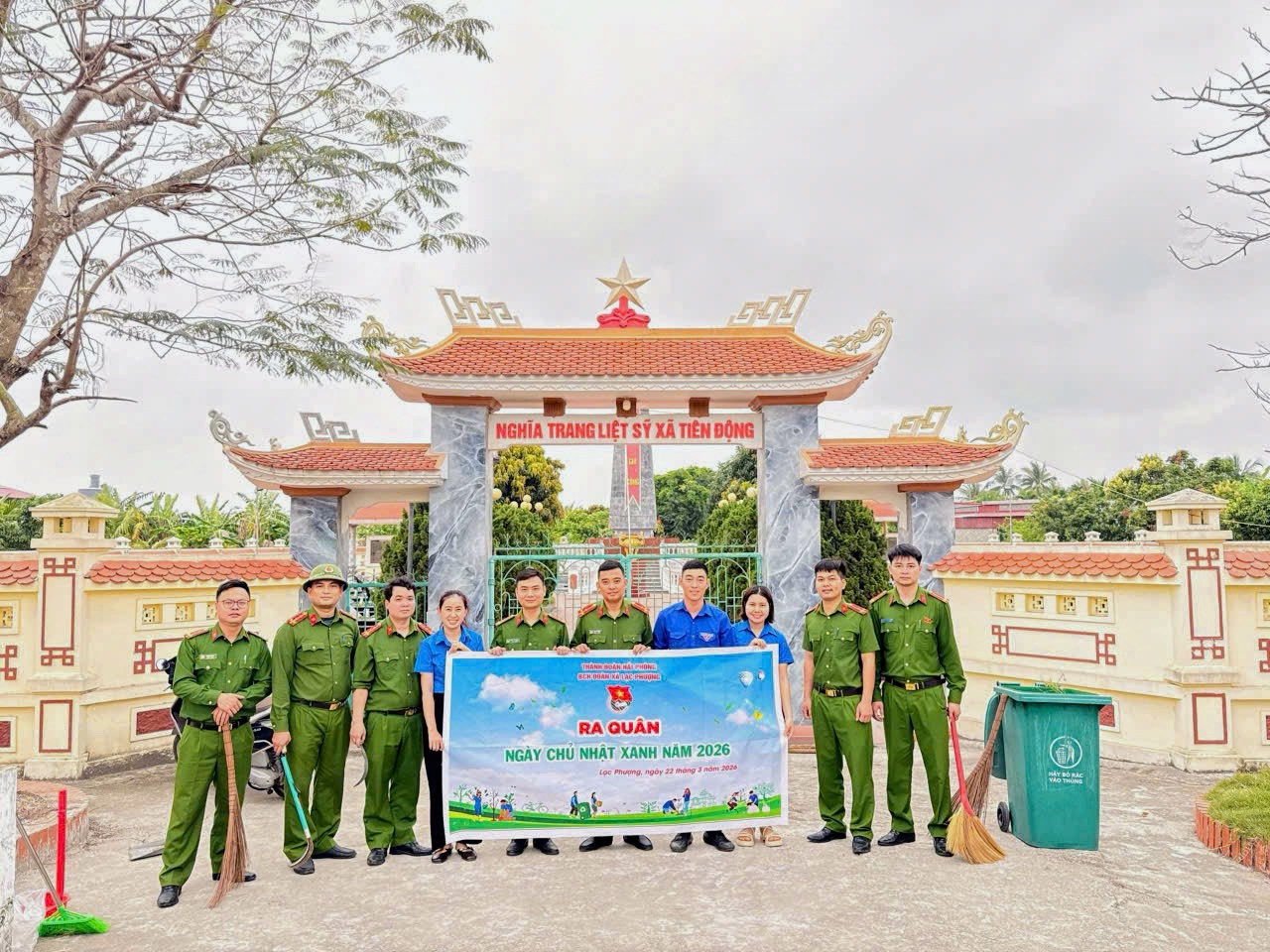 Chi đoàn Công an xã Lạc Phượng ra quân hưởng ứng “Ngày Chủ nhật xanh”